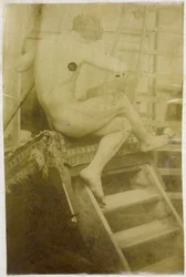 Estudio de un modelo masculino desnudo, visto de espaldas y sentado en unas escaleras en el estudio de Jacques de Lalaing