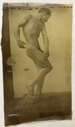 Estudio de un modelo de desnudo masculino, de pie y ligeramente inclinado, visto de frente, en el estudio de Jacques de Lalaing