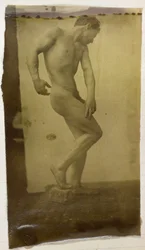 Estudio de un modelo de desnudo masculino, de pie y visto de lado, en el estudio de Jacques de Lalaing