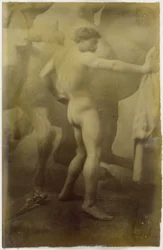 Estudio de un modelo desnudo masculino, de pie sobre el fondo de un mural monumental de caballos, en el taller de Jacques de Lalaing