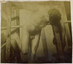 Estudio de un modelo desnudo masculino, inclinado hacia adelante en un andamio de madera, en el estudio de Jacques de Lalaing