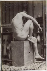 Estudio de un modelo de desnudo masculino, sentado y visto de lado, en el estudio de Jacques de Lalaing