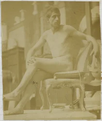 Estudio de un modelo de desnudo masculino, sentado en un sillón y visto de espaldas, en el estudio de Jacques de Lalaing
