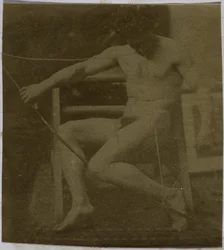 Estudio de un modelo desnudo masculino sentado en un escalón, visto de frente con una cuerda y un lazo en el regazo, en el estudio de Jacques de Lalaing
