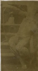 Estudio de un modelo desnudo masculino sentado en un escalón, visto de frente con una cuerda y un lazo en el regazo, en el estudio de Jacques de Lalaing