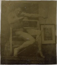 Estudio de un modelo desnudo masculino sentado en un escalón, visto de frente con una cuerda y un lazo en el regazo, en el estudio de Jacques de Lalaing