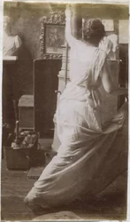 Estudio de una modelo femenina con drapeado, vista desde atrás, en el estudio de Jacques de Lalaing
