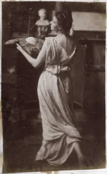 Estudio de una modelo femenina con drapeado, vista desde atrás, en el estudio de Jacques de Lalaing