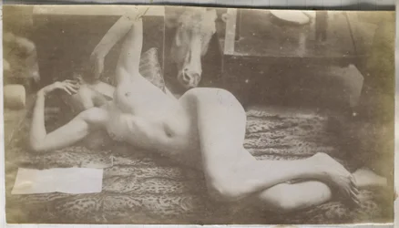 Estudio de una modelo de desnudo femenino, acostada sobre una piel de tigre, en el estudio de Jacques de Lalaing