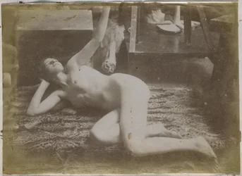 Estudio de una modelo de desnudo femenino, acostada sobre una piel de tigre, en el estudio de Jacques de Lalaing