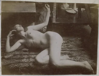 Estudio de una modelo de desnudo femenino, acostada sobre una piel de tigre, en el estudio de Jacques de Lalaing