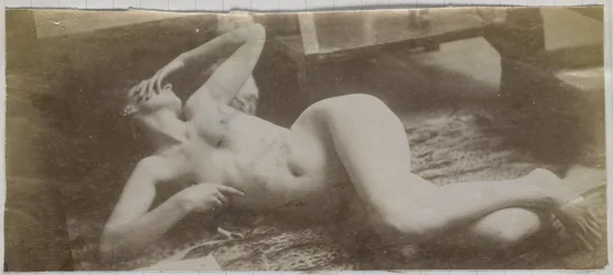 Estudio de una modelo de desnudo femenino, acostada sobre una piel de tigre, en el estudio de Jacques de Lalaing
