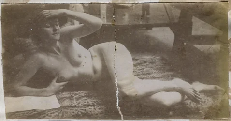 Estudio de una modelo de desnudo femenino, acostada sobre una piel de tigre, en el estudio de Jacques de Lalaing