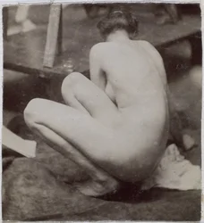 Estudio de un modelo desnudo femenino, visto de espaldas, en el estudio de Jacques de Lalaing, estudio preliminar para elemento para una fuente en el Musee des Beaux arts, Tournai y para una fuente circular
