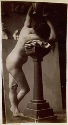 Estudio de un modelo de desnudo femenino, visto de espaldas, en el estudio de Jacques de Lalaing, estudio preliminar para una fuente circular