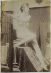 Estudio de modelo de desnudo femenino, sentada en el escenario junto a un caballete y vista desde un ángulo, en el estudio de Jacques de Lalaing, estudio preliminar para el monumento funerario Fernand Scribe en el cementerio de Gante