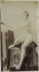 Estudio de modelo de desnudo femenino, sentada en podio junto a un caballete y vista de frente, en el estudio de Jacques de Lalaing, estudio preliminar para el monumento funerario Fernand Scribe en el cementerio de Gante