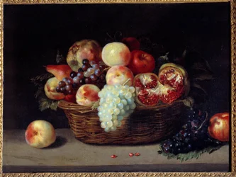 Cesta de granadas, duraznos y uvas