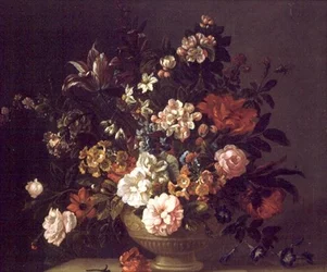 Rosas, tulipanes y otras flores en una urna sobre un borde