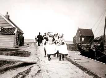 Niños en la Isla Marken, Países Bajos, 1898