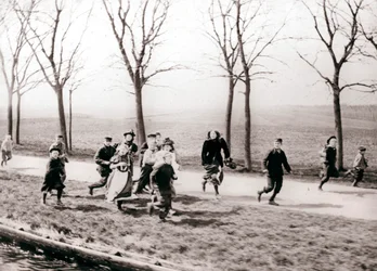 Niños corriendo junto a un canal, Monnickendam, Países Bajos, 1898