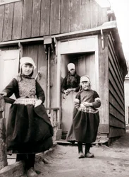 Niñas con vestimenta tradicional, Isla Marken, Países Bajos, 1898