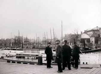 Hombres junto a un barco canal, Róterdam, 1898