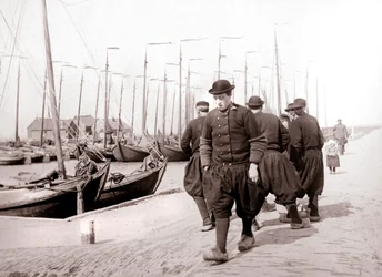 Hombres con traje tradicional, Isla Marken, Países Bajos