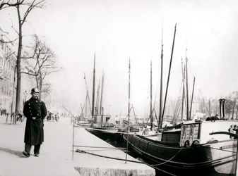 Policía junto a un canal, Róterdam, 1898