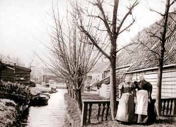 Dos mujeres en la orilla de un canal, Broek, Países Bajos, 1898