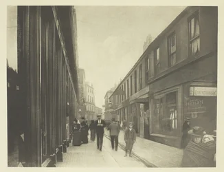 Calle Nelson, Ciudad
