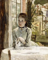 Una mujer en un interior elegante
