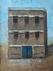 Edificio rústico con puerta azul