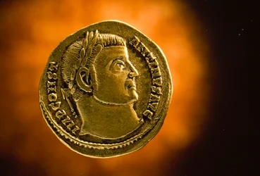 Una moneda romana muestra un retrato de perfil de Constantino el Grande.