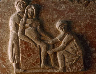 Un relieve de la tumba de un matrimonio romano muestra a una mujer dando a luz. Museo A...