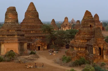 Pagodas Man Aung con agricultores, Myanmar
