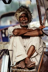 Portero de taxi rickshaw pakistaní esperando un pasaje en Karachi, Pakistán