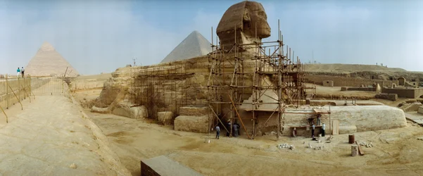 Panorama de los trabajos de los restauradores para reconstruir la base de la Gran Esfinge de Egipto. Giza, Egipto.