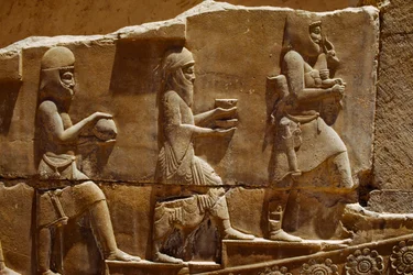 Escultura en relieve de hombres portando ofrendas en las murallas de Persépolis. Persépolis, Irán.
