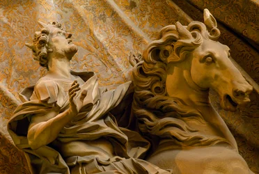 El emperador romano Constantino es esculpido en piedra por el artista barroco Bernin...