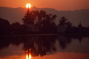 Puesta de sol en el muelle Kywe Sun. MUELLE KYWE SUN, MANDALAY, BIRMANIA.
