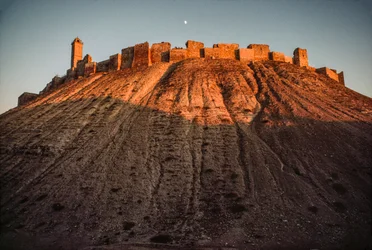 La antigua ciudadela de Alepo perdura sobre un montículo. Alepo, Siria.