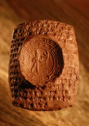 En una excavación se descubrió este sello epistolar procedente de Ugarit, con...