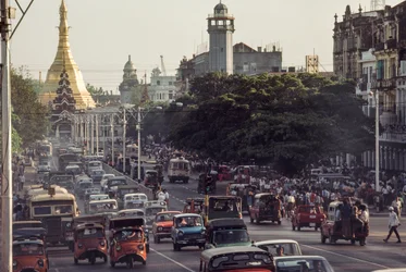 Coches antiguos atascan el centro de Rangún, la capital de Birmania. Sule Pagoda Road, R...