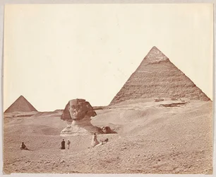 Egipto. Guiza. Esfinge con las pirámides de Keops y Micerino al fondo