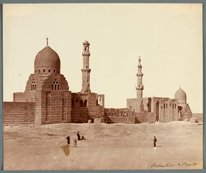 Egipto. El Cairo. Dos complejos religiosos funerarios en la Necrópolis Norte: del sultán mameluco Inal (mediados del siglo XV) [a la derecha] y del emir mameluco Kurkumas (principios del siglo XVI) [a la izquierda]