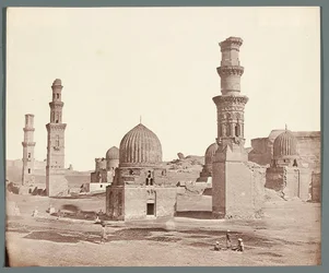 Egipto. El Cairo. Necrópolis meridional. En primer plano, el minarete junto al mausoleo de Ali Badr Al-Karafi (1300-1310), al fondo el minarete de Kusum de época mameluca