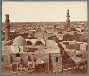 Egipto. El Cairo. Vista general - al fondo, la madrasa-mausoleo de Umm As-Sultan Sza