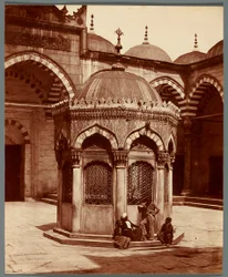 «Fuente en el patio de la Yeni Cami»