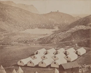 Campamento con Choza y Puerto de Balaclava en la Distancia